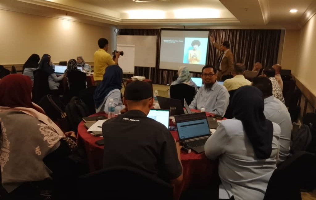 Gambar promosi Kursus Penerbitan Coffee Table Book anjuran MODACHI bersama JPK dan Kementerian Sumber Manusia menampilkan tenaga pengajar profesional di The Mines Beach Resort, Selangor.